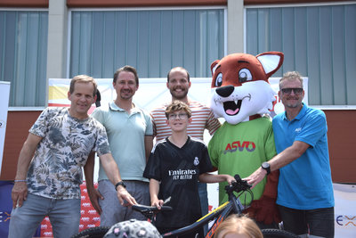Die Organisatoren des Familiensporttages mit dem Gewinner des Mountainbikes und dem Maskottchen Filu.