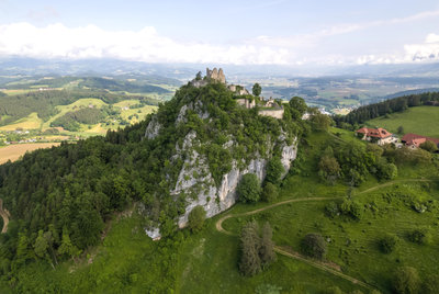 Ansicht der Ruine Rabenstein, mit Blick in das Untere Lavanttal
