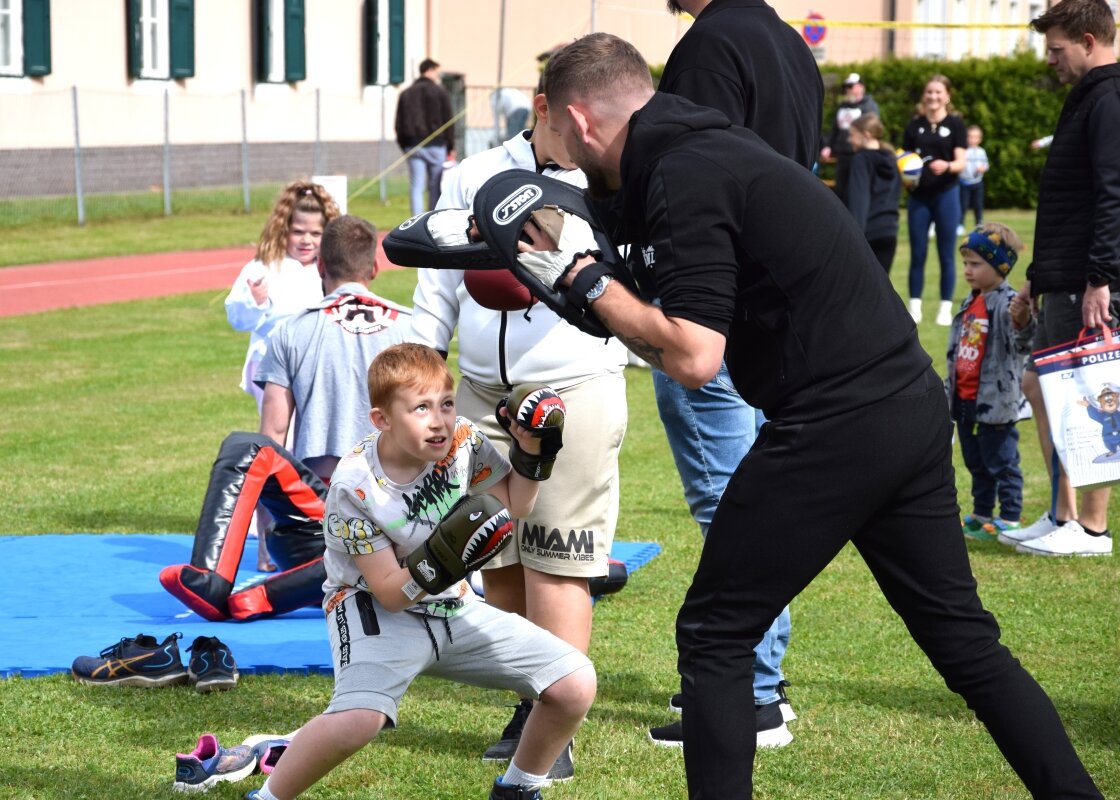 Ein Junge trainiert mit einem Erwachsenen Jiu Jitsu