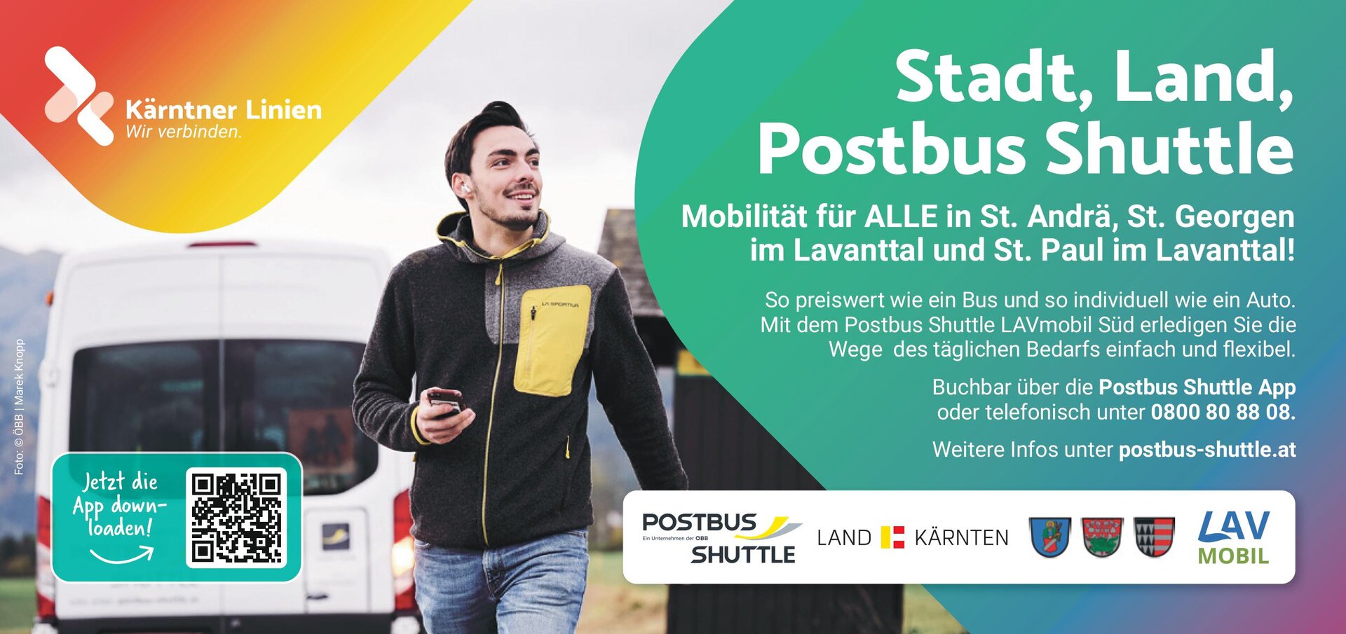 Postbus Shuttle: Mann mit Smartphone und Kopfhörern vor weißem Kleinbus in St. Andrä