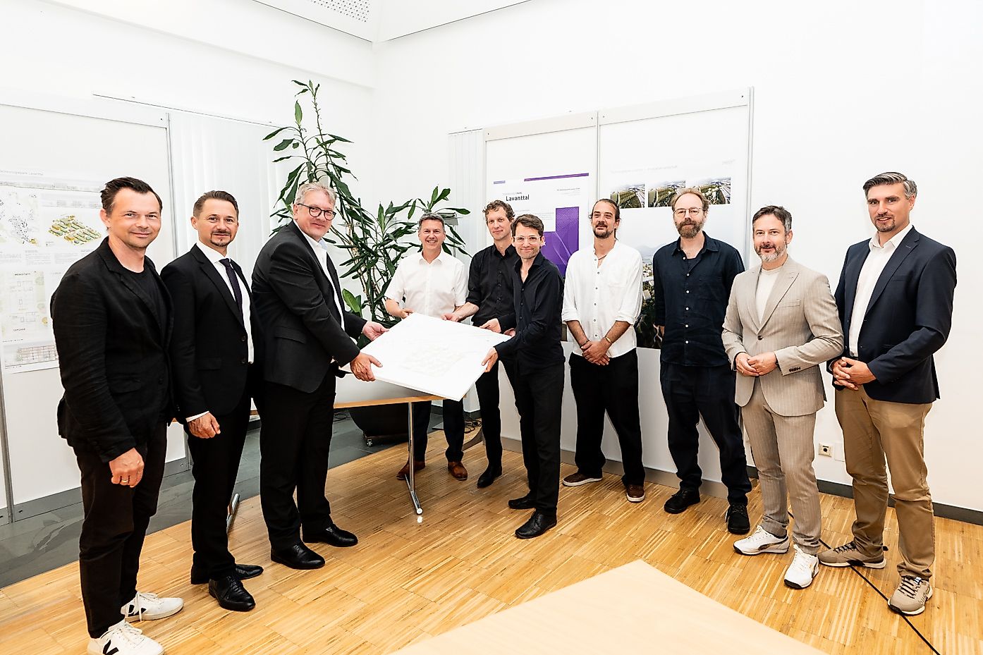 Neun Männer präsentieren ein Modell im Lavanttal in Kärnten