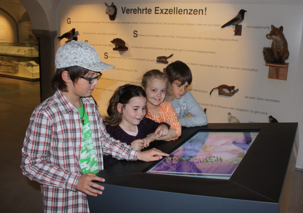Kinder beim Ansehen einer multimedialen Station