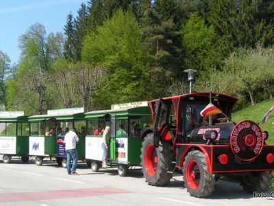 Traktor mit Personenwägen